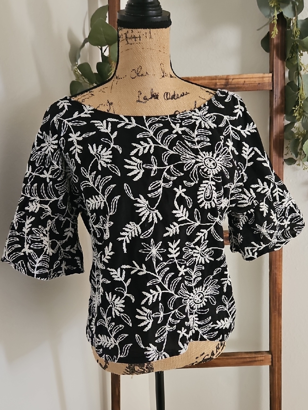 Size M Anthropolgie Black & White Floral Embroidered Women's Top